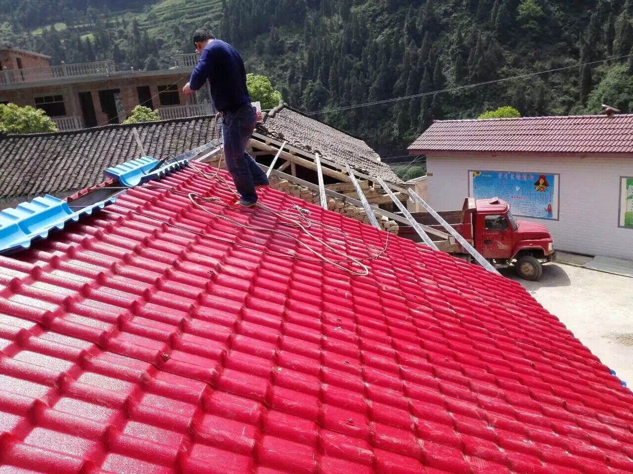 貴州車河小學屋頂換瓦記-坤寶樹脂瓦