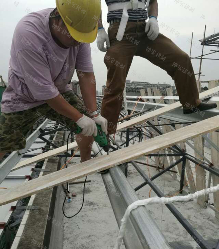 安裝工人在鋪設(shè)防水板