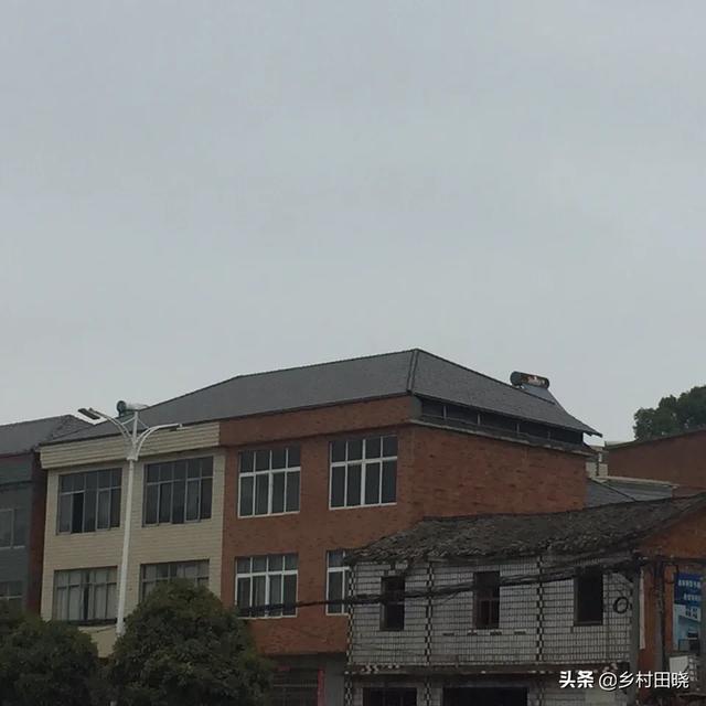 農村自建房坡屋頂，用琉璃瓦還是樹脂瓦？看看內行人的經驗分享